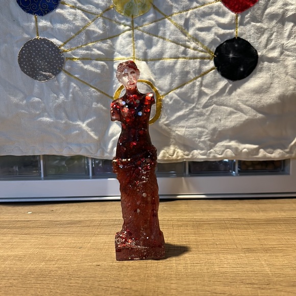 Resin and red heart glitter Aphrodite/Venus statue - Picture 2 of 2